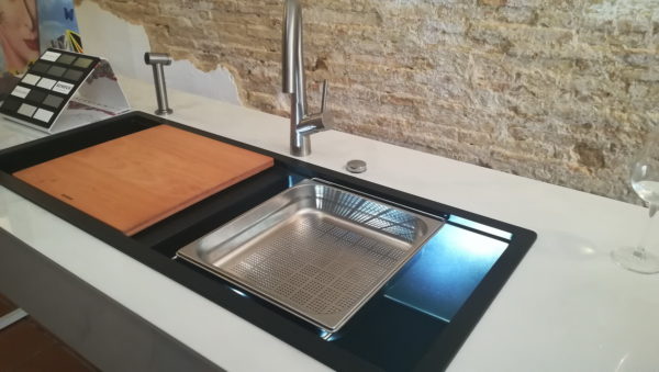 2018 05 – Veravent Schock Black sink with leds