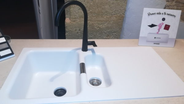 2018 05 – Veravent Schock Sink in white and black tap
