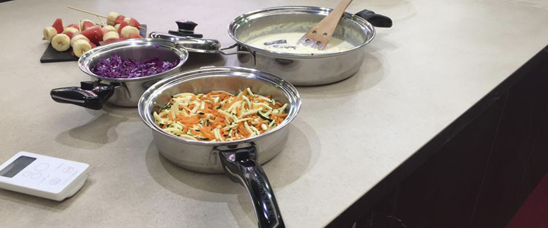 Casa Interior Cooking Rak: Worktop with pan and pots with a remote control