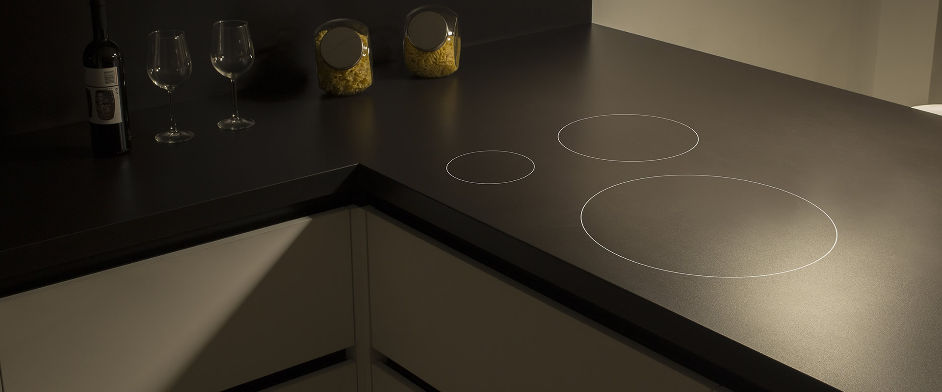 Casa Interior Cooking Rak: Induction hob integrated in the countertop