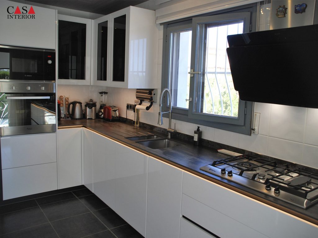 Modern Kitchen Küchentime Flash Glossy Alpine White in Calpe