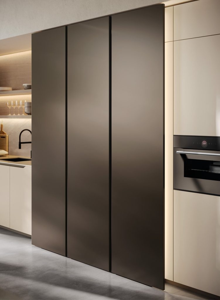 Floor-to-ceiling vertical gola handle on Arredo3 Maxxi tall kitchen units, creating a seamless, handleless design with integrated appliances and clean architectural lines for luxury Italian kitchens.